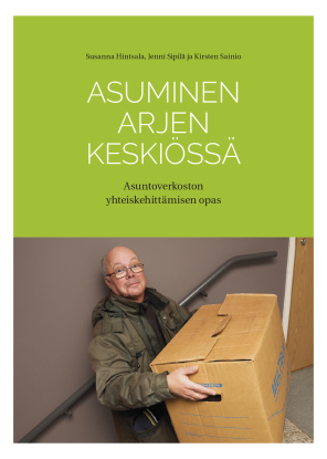 Asuminen arjen keskiössä -julkaisun kansi, jonka yläosa vihreä ja kannen alareunassa valokuva, jossa henkilö pitelee muuttolaatikkoa käsissään kerrostalon rappukäytävän portaikossa.