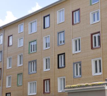 Opaalitalon sisäpihan seinä erivärisine ikkunoineen.