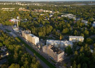 Flygbild av ett höghusområde där också bostadshus håller på att byggas.