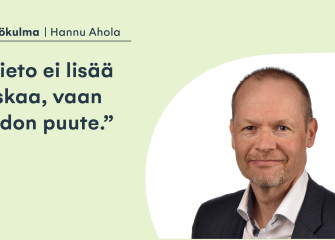 Kuvituskuva näkökulmatekstin kirjoittajasta. Kuvan vasemmalla puolella on teksti ”Näkökulma | Hannu Ahola” sekä lainaus ”Tieto ei lisää tuskaa, vaan tiedon puute.”, ja oikealla kirjoittajan henkilökuva.