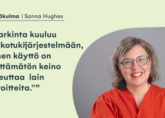 Näkökulmakirjoituksen kuvituskuva. Vasemmalla kirjoittajan sitaatti ”Harkinta kuuluu korkotukijärjestelmään, ja sen käyttö on välttämätön keino toteuttaa lain tavoitteita.” Oikealla kirjoittajan Sanna Hughesin valokuva.
