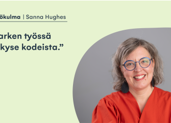 Vaaleapohjainen grafiikka, jossa vasemmalla sitaattilaatikossa teksti: “Varken työssä on kyse kodeista.” Yläreunassa lukee “Näkökulma | Sanna Hughes”. Oikealla on henkilön kasvokuva oranssissa paidassa neutraalia taustaa vasten.