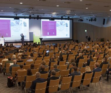 Ara-päivän auditorion esitysruuduilla esitys meneillään ja iso salin paikat lähes täytettynä..