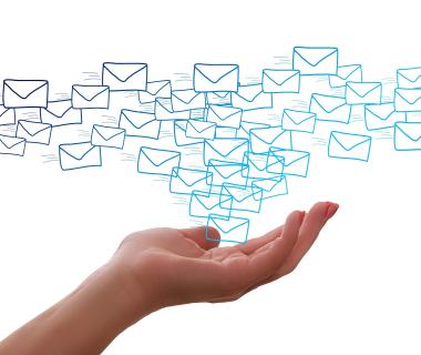 Kuvituskuva, jossa kädestä nousee joukko piirrettyjä kirjekuoria.