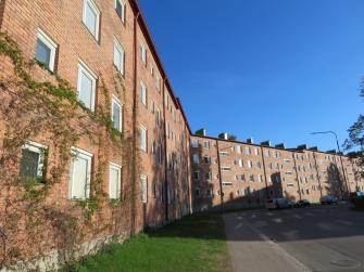 Punatiilinen pitkä kerrostalo Tampereen Kalevassa, niin sanottu Kiinanmuuri.