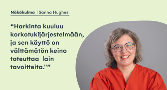 Näkökulmakirjoituksen kuvituskuva. Vasemmalla kirjoittajan sitaatti ”Harkinta kuuluu korkotukijärjestelmään, ja sen käyttö on välttämätön keino toteuttaa lain tavoitteita.” Oikealla kirjoittajan Sanna Hughesin valokuva.