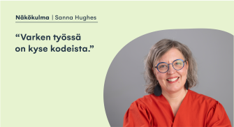 Vaaleapohjainen grafiikka, jossa vasemmalla sitaattilaatikossa teksti: “Varken työssä on kyse kodeista.” Yläreunassa lukee “Näkökulma | Sanna Hughes”. Oikealla on henkilön kasvokuva oranssissa paidassa neutraalia taustaa vasten.