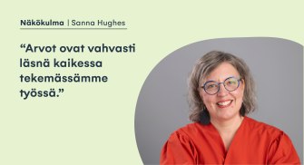 Kuvituskuva näkökulmatekstin kirjoittajasta Sanna Hughesista. Kuvan vasemmalla puolella on teksti ”Näkökulma | Sanna Hughes” sekä lainaus ”Arvot ovat vahvasti läsnä kaikessa tekemässämme työssä.”, ja oikealla kirjoittajan henkilökuva.