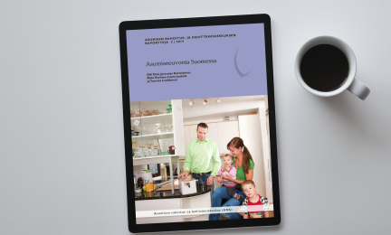 Asumisneuvonta Suomessa -julkaisun kansilehti näkyy työpöydällä olevan tablettitietokoneen ruudulla.