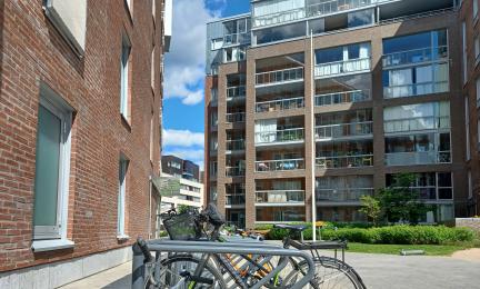 Kerrostalon pihaa Jätkäsaaressa