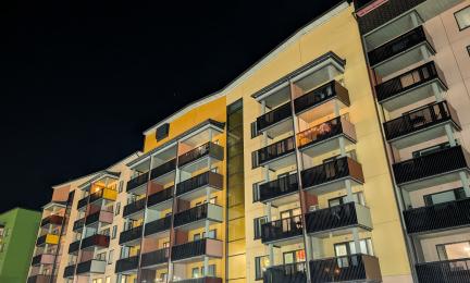 Balkonger på huset under mörka timmar.