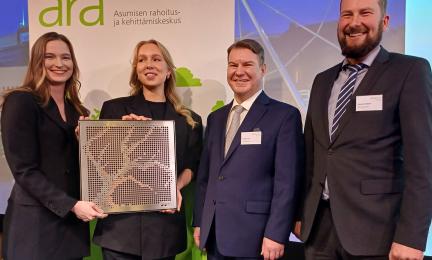 Vuoden 2024 ARA-neliön vastaanottajat Forss ja Malmi sekä palkinnon tekijät