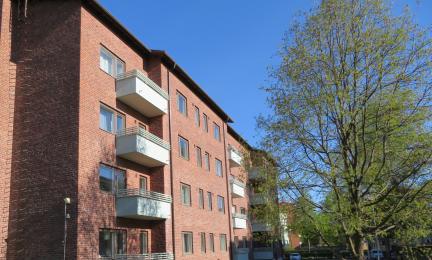 Aino ja Alvar Aallon suunnittelema punatiilinen kerrostalo.