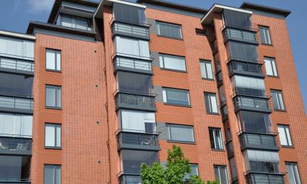 Tiiliverhoiltu kerrostalo