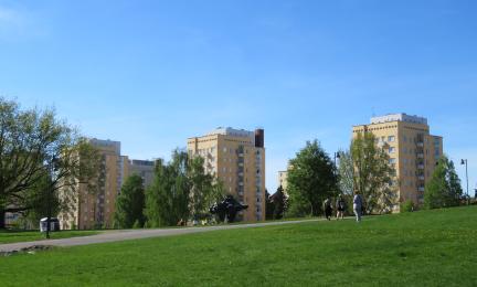 Kolme keltaista tornitaloa.